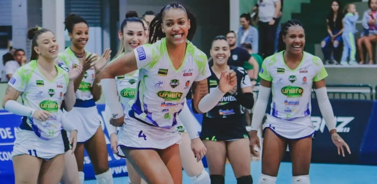 Jussara Silva vive melhor momento da carreira e mira playoffs da Superliga com o Unilife Maringá